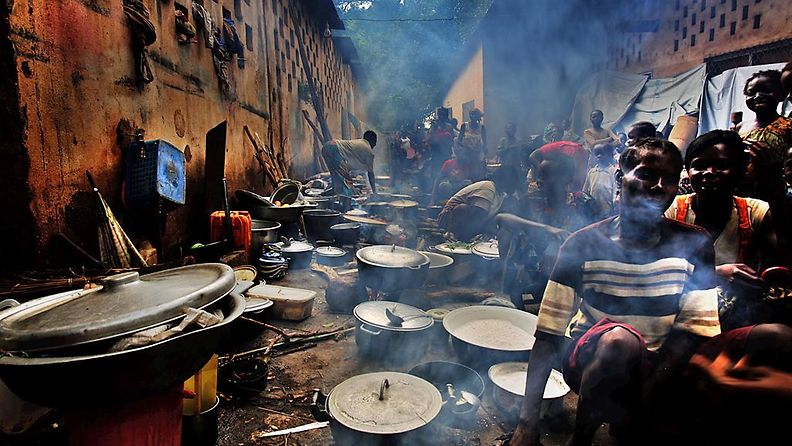 Pakolaiset laittavat ruokaa Keski-Afrikan tasavallassa Bossangoan pakolaisleirissä 14.10.2013. Kuva: Lääkärit ilman rajoja.