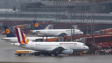 Lufthansan ja Germanwings-yhtiön koneet pysyivät Hampurin lentokentällä myrskyn peruttua useita lentoja 5.12.2013.
