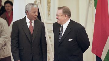 Etelä-Afrikan presidentti Nelson Mandela tapaa tasavallan presidentti Martti Ahtisaaren Suomen-vierailullaan 15. maaliskuuta 1999.