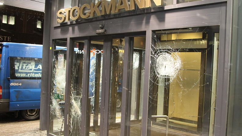 Mielenosoittajat rikkoivat muun muassa Stockmannin ikkunoita Tampereella 6.12.2013.