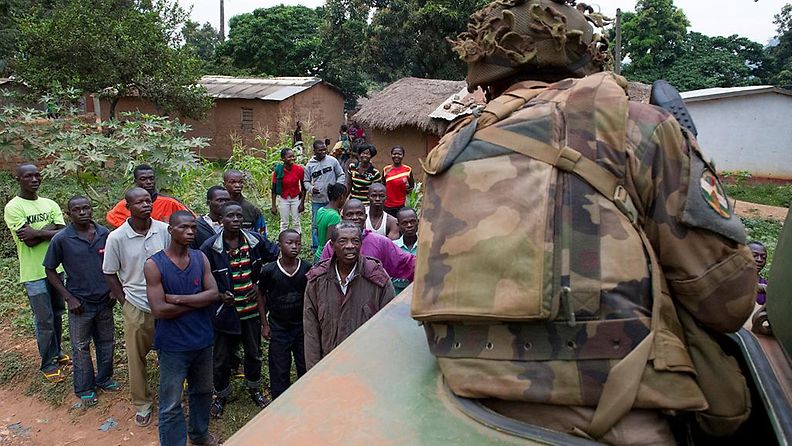 Ranskalaissotilas Sangariksen kaupungissa Keski-Afrikan tasavallassa 9.12.2013.