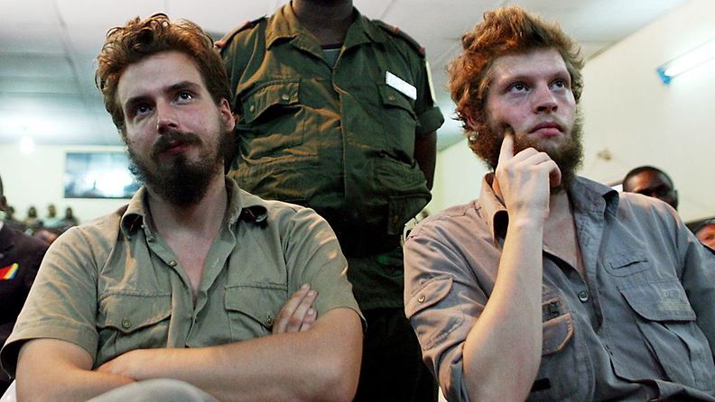 Norjalaiset Joshua French ja Tjostolv Moland kuvattiin sotilasoikeudessa Kongossa 8.9.2009.