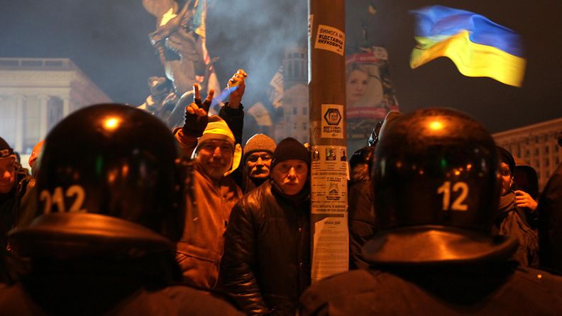 Mielenosoittajia Itsenäisyyden aukiolla Kievissä Ukrainassa 11. joulukuuta 2013.