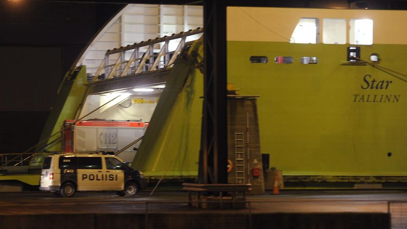 Poliisi ja pelastuslaitoksen kalustoa Helsingin Länsisatamassa 12. joulukuuta 2013, jossa romahti rekkaramppi Tallink Siljan Star aluksella.