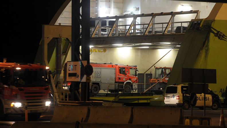 Poliisi ja pelastuslaitoksen kalustoa Helsingin Länsisatamassa 12. joulukuuta 2013, jossa romahti rekkaramppi Tallink Siljan Star aluksella. 