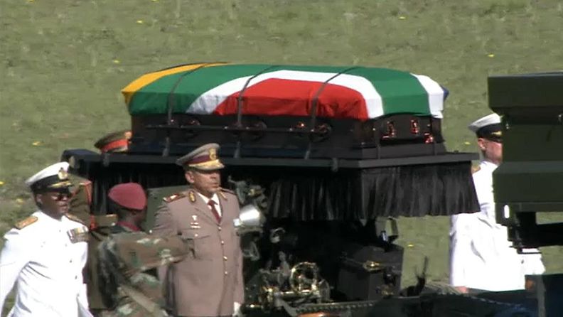 Mandela hautajaiset arkku lavetti