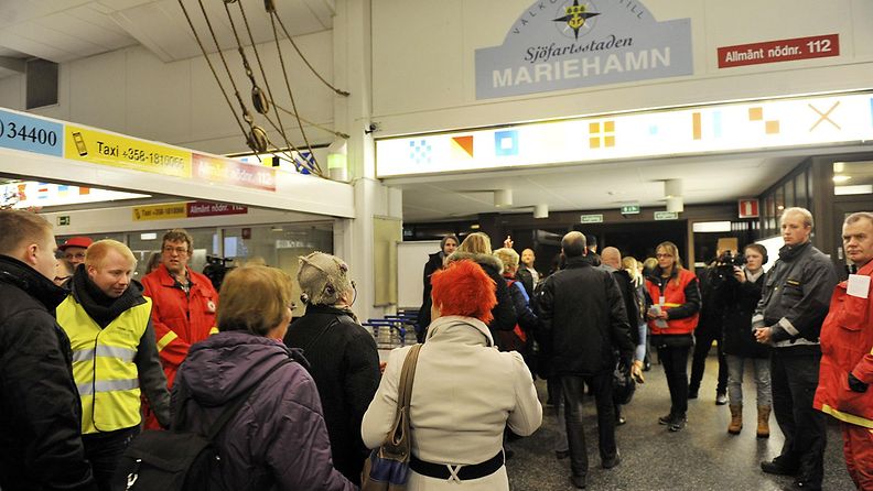 Matkustajalaiva Viking Amorellan matkustajat saapuvat yöllä 15. joulukuuta 2013 Maarianhaminaan. 