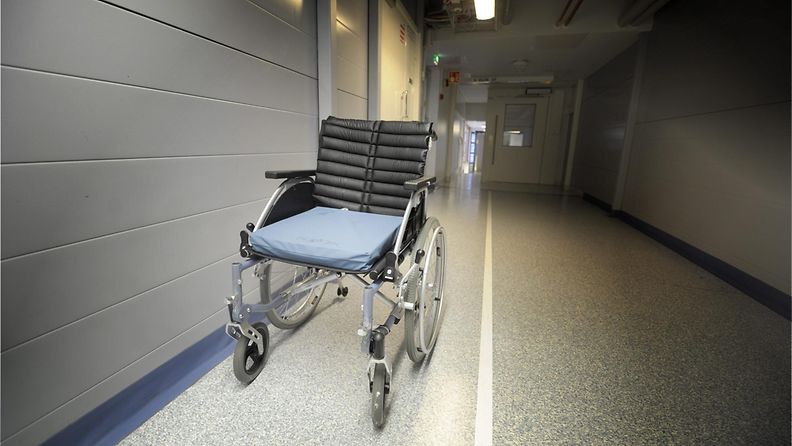 hoitaja hoiva vanhuus sairas sairaus sairaala pyörätuoli