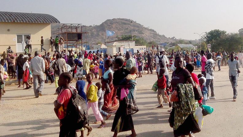 Levottomuuksia pakenevat siviilit etsivät suojaa Jubanin kansainväliseltä lentokentältä Etelä-Sudanissa. 