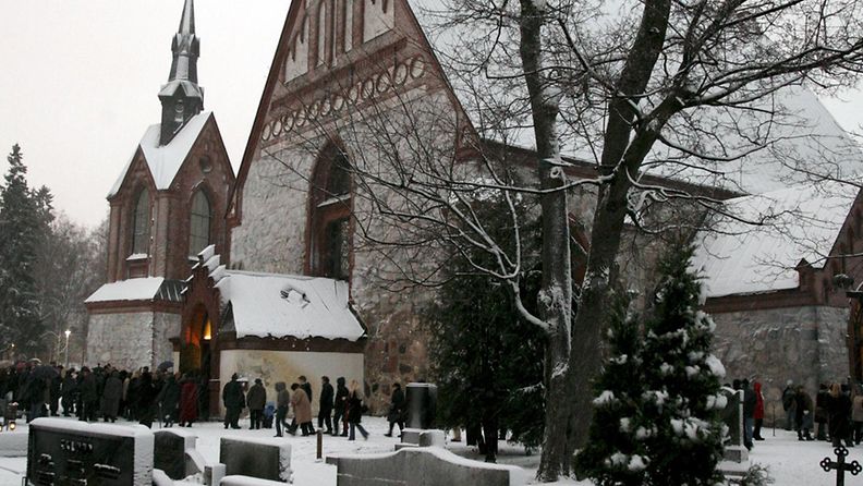 Pyhän Laurin kirkko Vantaalla. Ihmisiä menossa joulukirkkoon.