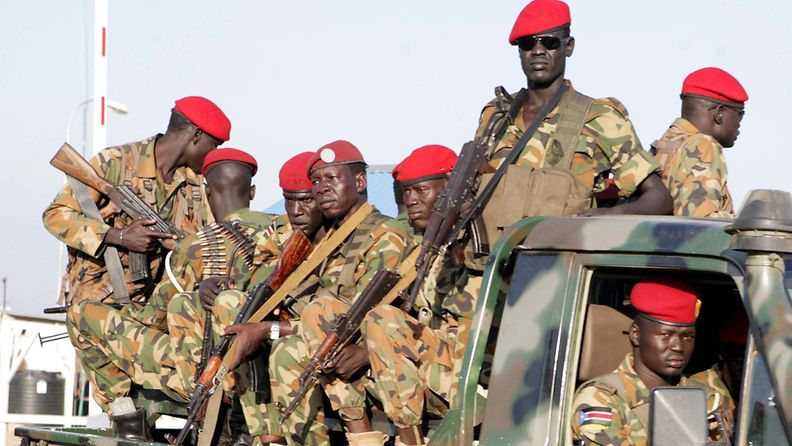 Etelä-sudanilaisia sotilaita autossa.