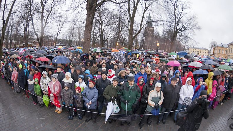 Tuhannet ihmiset seurasivat vesisateesta huolimatta joulurauhan julistusta Turun Suurtorilla jouluaattona 24. joulukuuta 2013.