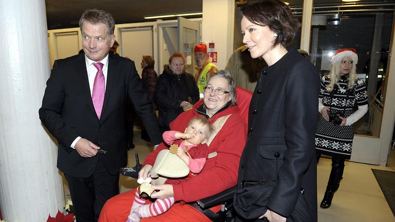 Presidenttipari sekä Birgitta Stranden ja lapsenlapsi Aleksandra köyhien joulujuhlassa Kisahallissa 24. joulukuuta 2013.