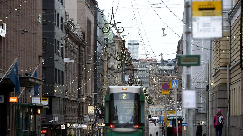 Jouluaattoa vietettiin eteläisessä Suomessa ilman lunta. Linjan kaksi raitiovaunu Aleksilla Helsingissä jouluaattona 24. joulukuuta 2013. 