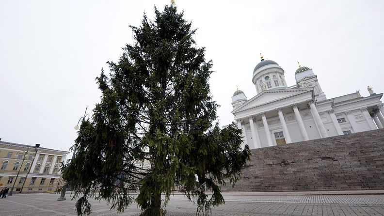 Jouluaattoa vietettiin eteläisessä Suomessa ilman lunta, kuva Helsingin Tuomiokirkon edustan Senaatintorilta jouluaattona 24. joulukuuta 2013. 