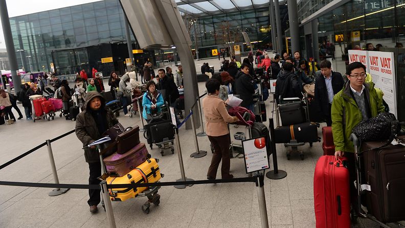 Ihmiset jonottivat Heathrow'n lentokentällä 23. joulukuuta 2013.