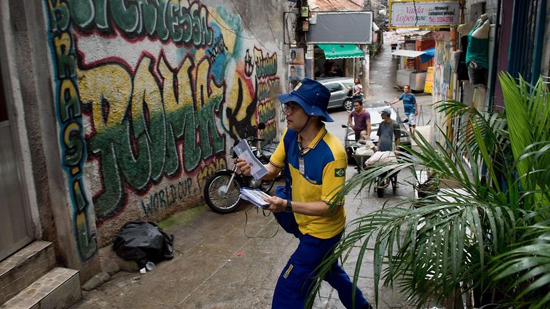 Postimies toimitti kirjeitä Rocinhan slummissa Rio de Janeirossa lokakuussa 2013.