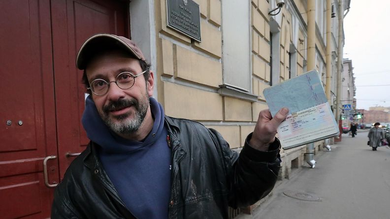 Greenpeacen aktivisti Dmitri Litvinov esitteli passiaan Pietarissa 26. joulukuuta 2013.