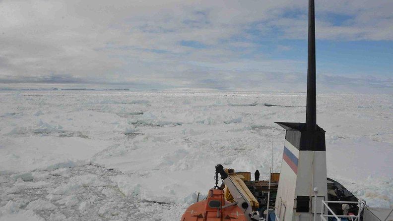 Etelämantereelle jumiin jäänyt Akademik Shokalskiy -alus on saamassa apua.