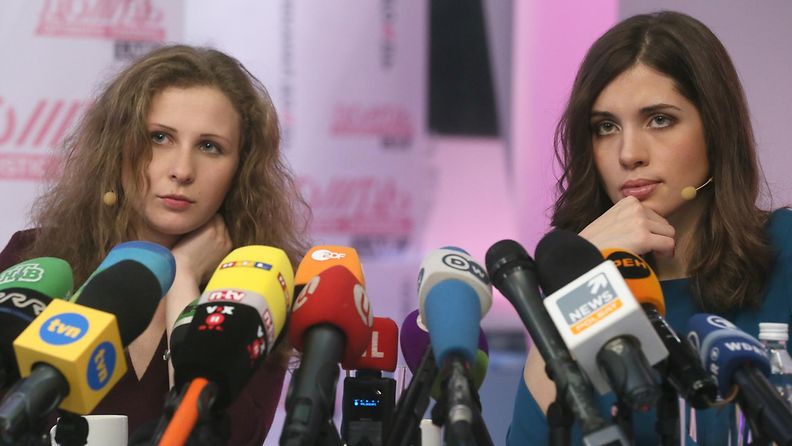 Vapautetut Pussy Riotin jäsenet Nadezhda Tolokonnikova (oik.) ja Maria Aljohina (vas.) lehdistötilaisuudessa 27. joulukuuta 2013.