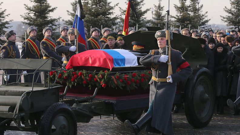 Mihail Kalashnikov haudatiin moskovassa 27. joulukuuta 2013.