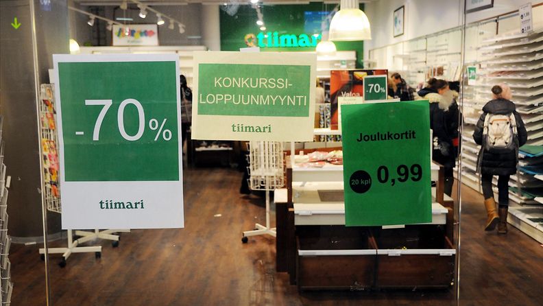  Konkurssimyynti-ilmoitus Tiimarin myymälän ikkunassa Kampin kauppakeskuksessa Helsingissä 17. joulukuuta 2013