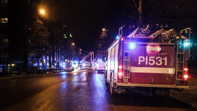 Parikymmentä asukasta evakuoitiin kerrostalon tulipalosta Tampereen keskustassa, ja yksi asukkaista toimitettiin hoitoon tämän hengitettyä savua. 