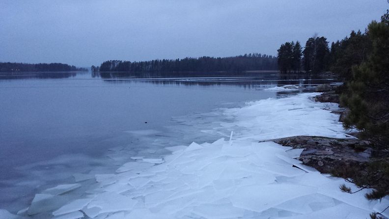 Lauha sää sulatti jäitä joulukuussa 2013. Lukijan kuva: Kaisa Salmi