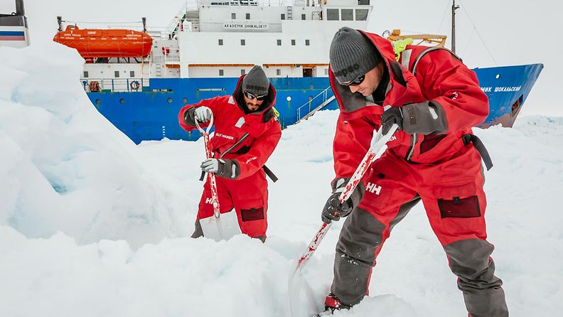 Etelämantereelle jumiin jääneen aluksen matkustajat valmistelivat sopivaa laskeutumispaikkaa helikopterille 31. joulukuuta 2013.