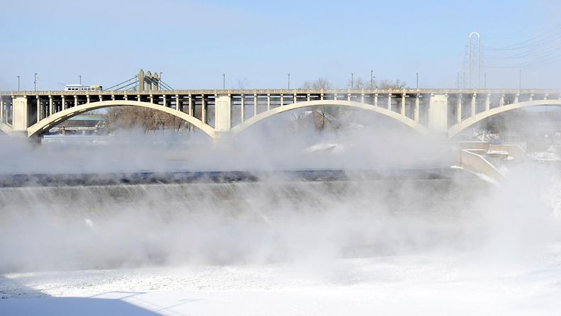Mississippi-joki höyrysi 25 Celsius-asteen pakkasessa 6. tammikuuta 2014.
