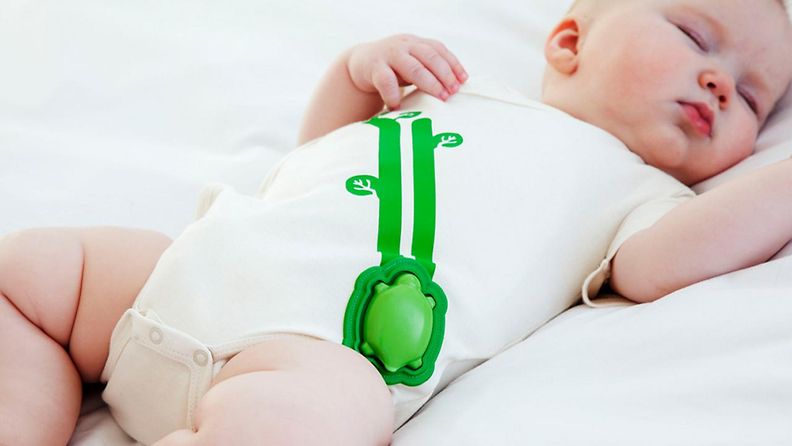 Vauvan päälle puettavan älylaitteen sensorit tarkkailevat lasta.