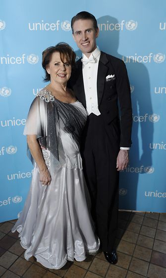 Pirkko Mannola ja Sami Helenius UNICEF Tanssii Tähtien kanssa erikoislähetyksen tiedotustilaisuudessa Helsingissä 11. marraskuuta 2013.