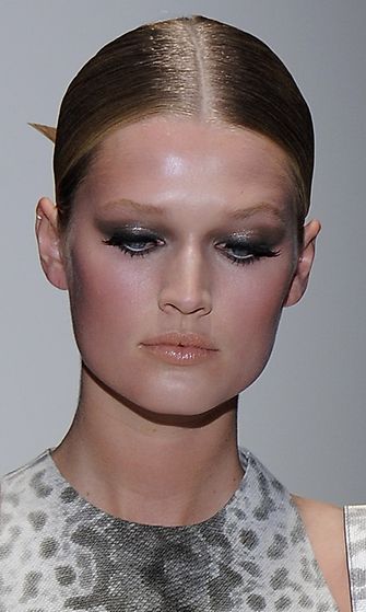 4.11.2012: Gucci-mallien kevään trendimeikki Milanon muotiviikolla syksyllä 2012.