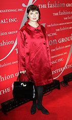 Rossellini jälleen tyylikkäässä punaisessa asussa muotitapahtumassa 2011.