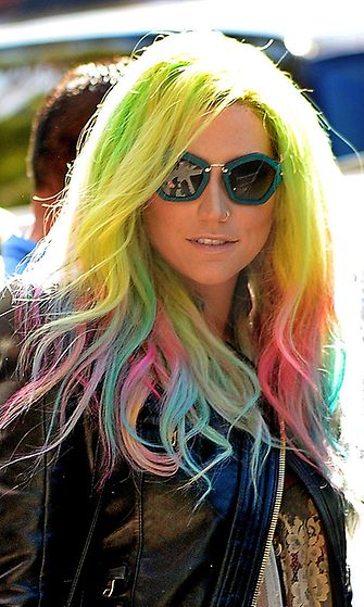 Kesha on värjännyt vastikään koko hiuskuontalonsa sateenkaaren värein.