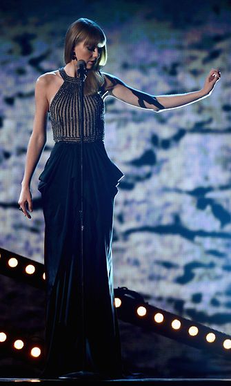Huhtikuu 2013: Taylor Swift esiintyi Country Music Awards -gaalassa.