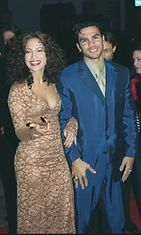  Jennifer Lopez ja miehensä Ojani Noa Anaconda-elokuvan ensi-illassa, 1997