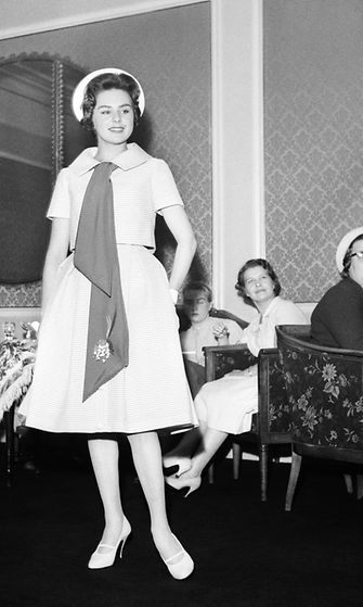 Pirkko Mannola esittelee naisten vaatemuotia muotinäytöksessä keväällä 1958.