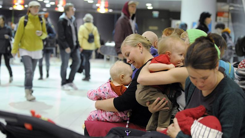 Valtakunnallisella imetysviikolla joukko äitejä imetti lapsiaan flash mob -tempauksessa julkisella paikalla Helsingin Rautatietorin Kompassiaukiolla.