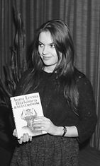Kirjailija, teatterikoululainen Anna-Leena Härkönen vastaanotti J.H. Erkon rahaston palkinnon vuoden esikoiskirjasta "Häräntappoase" 16.1.1985.
