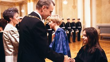 Kirjailija-teatterikoululainen Anna-Leena Härkönen Linnan itsenäisyyspäiväjuhlissa 6.12.1985.