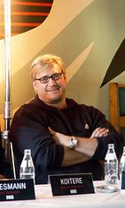 Näyttelijä Samuli Edelmann (Mikko Koitere) tiistaina Helsingissä infossa, jossa kerrottiin Reijo Mäen kirjaan "Keltainen leski" perustuva elokuvasta, joka kuvataan tänä syksynä ja jonka ensi-ilta on elokuussa 2004.