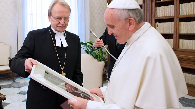 Arkkipiispa Kari Mäkinen tapasi paavi Franciscuksen Vatikaanissa 17.1.2014.