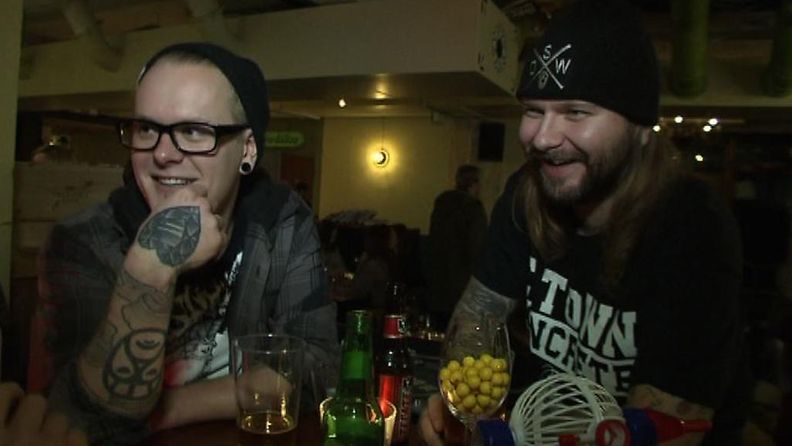 Erik Lindroos (vas.) ja Turo Pentikäinen hauskuuttavat nuoria ravintola-asiakkaita bingon avulla.