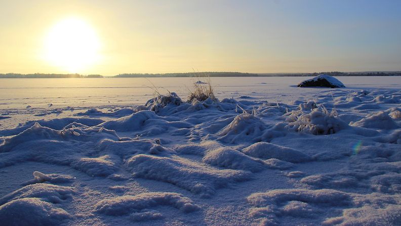 Pakkaspäivän aurinkoa Oulujärven rantamilla Paltaniemellä. Lukijan kuva: Sinikka Kujala
