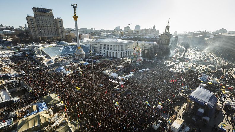 Ukrainalaisia kokoontui itsenäisyysaukiolle Kiovassa 2. helmikuuta 2014.