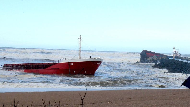 Espanjalainen rahtilaiva katkesi kahtia myrskysäässä Ranskan rannikolla 5. helmikuuta 2014.