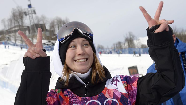 Enni Rukajärvi teki naisten finaalissa kaksi hyvää laskua, joista jälkimmäinen toi olympiahopean. 