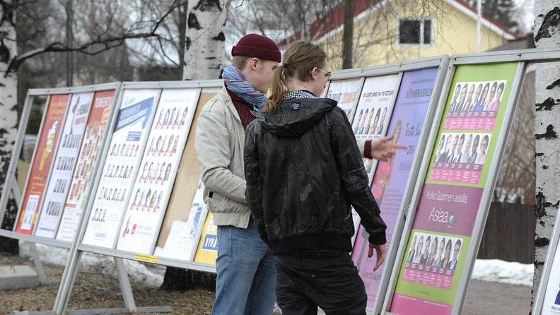 Nuoret tutustuivat puolueiden vaalimainoksiin Helsingissä huhtikuussa 2011.