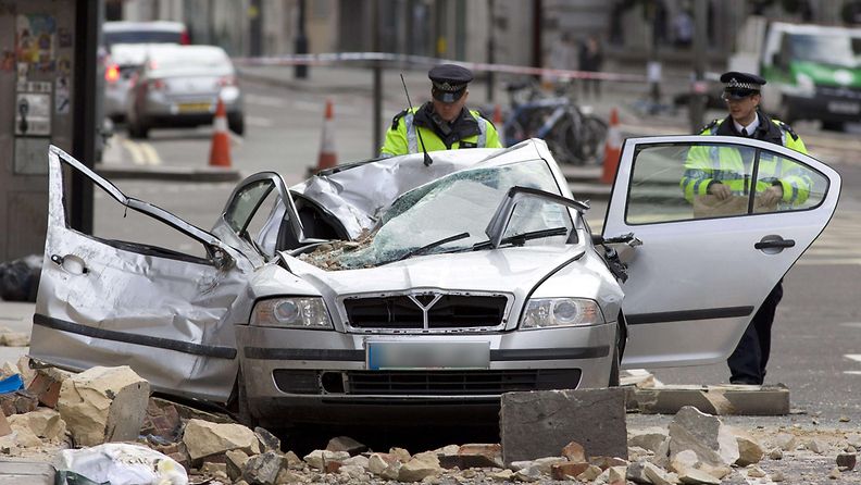 Yksi henkilö sai surmansa, kun osa rakennusta romahti auton päälle Lontoossa 15. helmikuuta 2014.